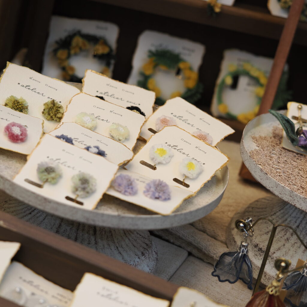 マルシェで咲く様子。