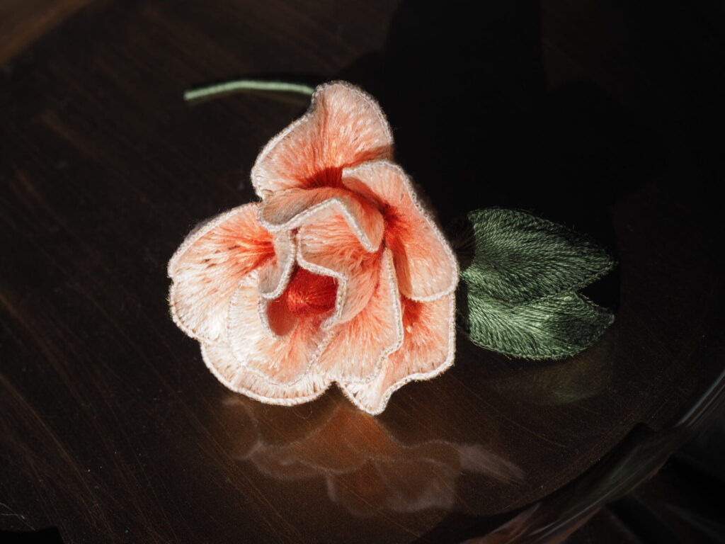 淡い橙を纏うRoseni。