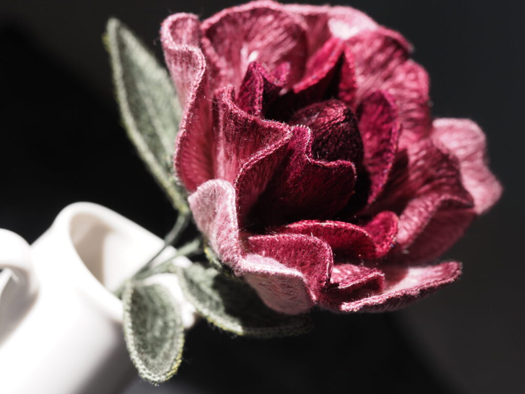 一輪挿しに咲くRoseni。