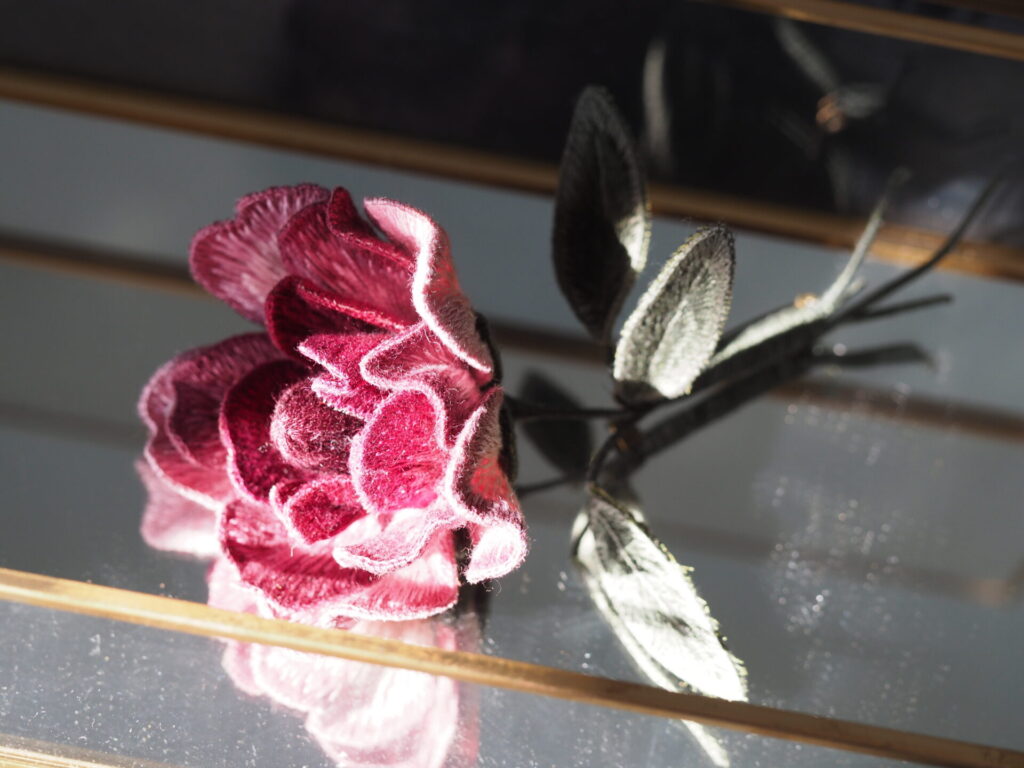 ガラスの箱の中で咲くRoseni。