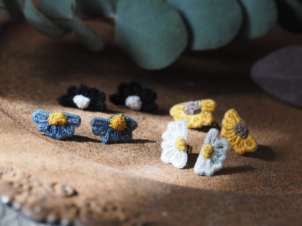 petit flower。立体刺繍ではない耳飾り。小さな半分このお花。