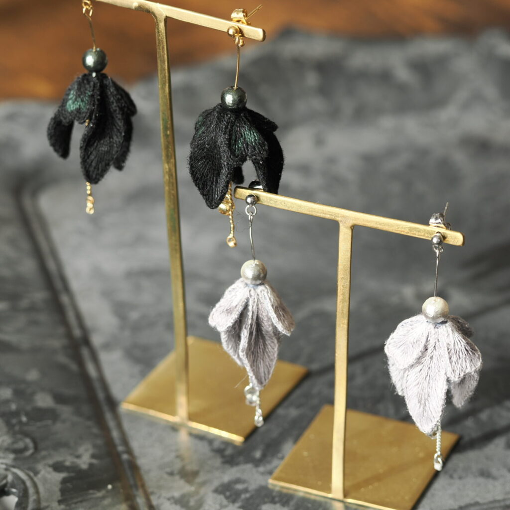 グレーとブラックのsnowdrop。