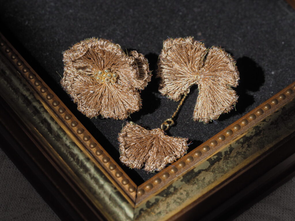 額に乗せたenichou。