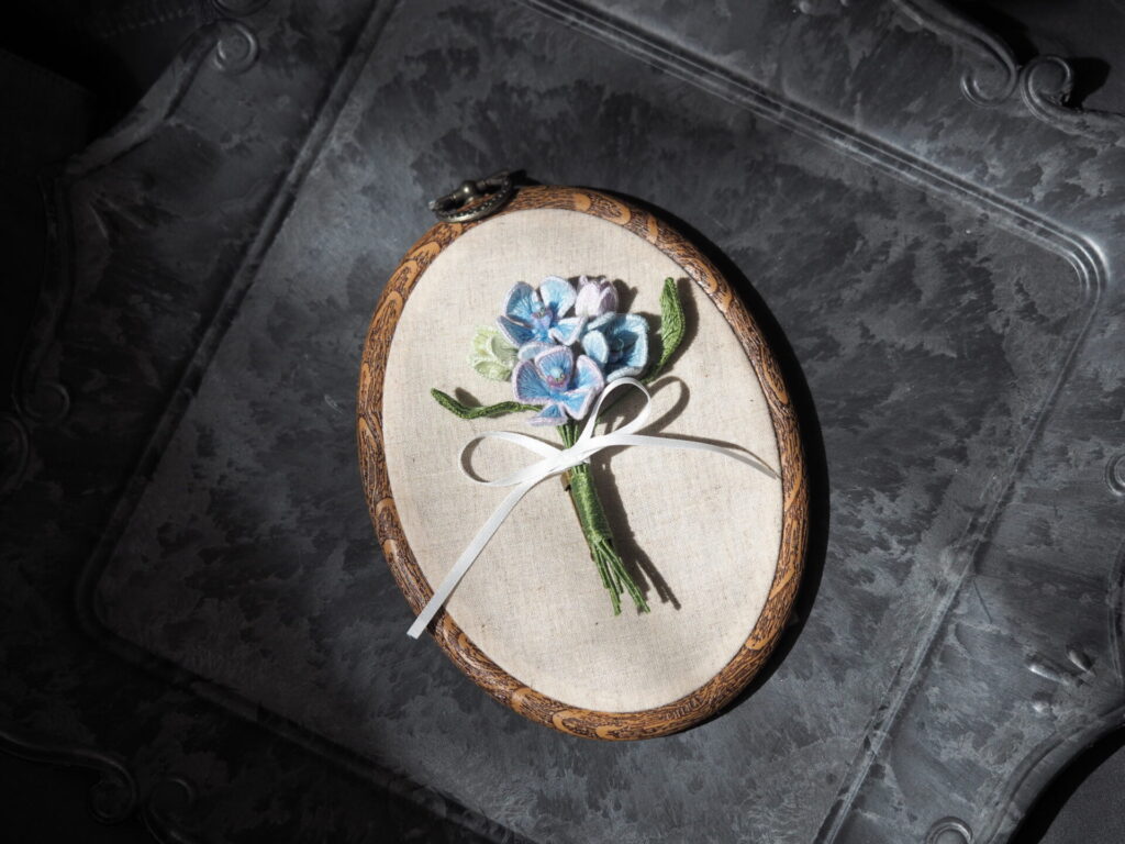 刺繍枠に飾ったブルースターブーケブローチ。