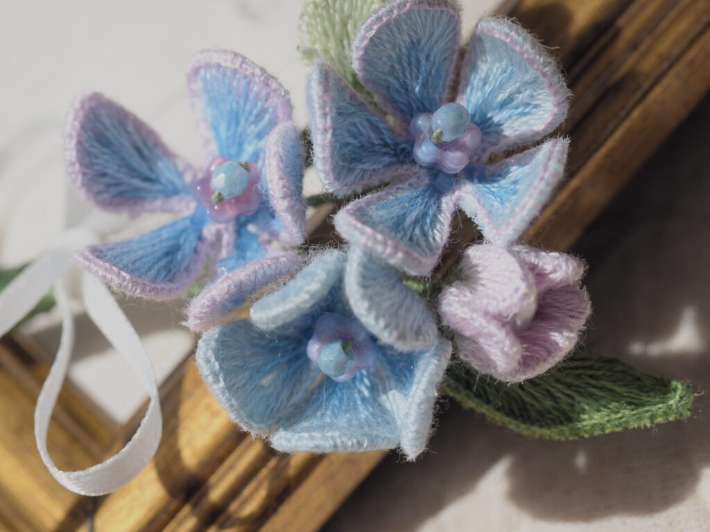 ブルースターブーケブローチのアップ画像。