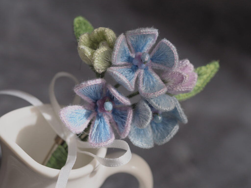 一輪挿しに挿したブルースターブーケブローチ。