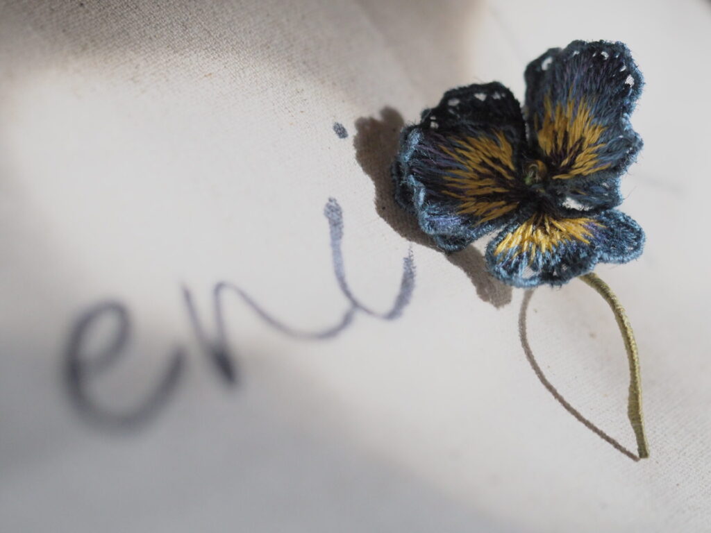 光と影に咲くvioleniブローチ。