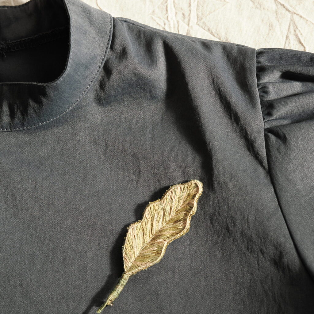 irohaカーキの着用イメージ。