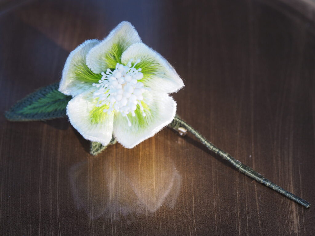 ゴールドプレートに浮かぶ、クリスマスローゼニのシルエット。