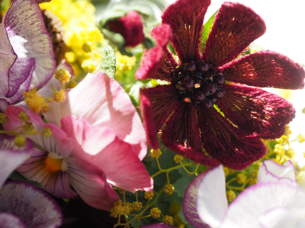 生花に混ざった∗atelier eni∗のチョコレートコスモス。