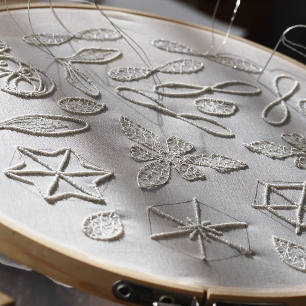 ginシリーズ刺繍中。