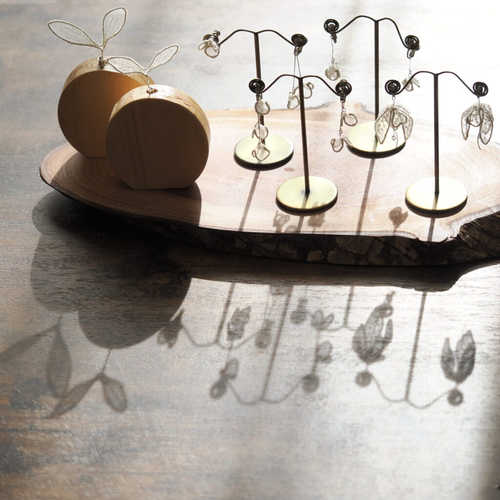 ginシリーズ。光に透けて…影が咲く。