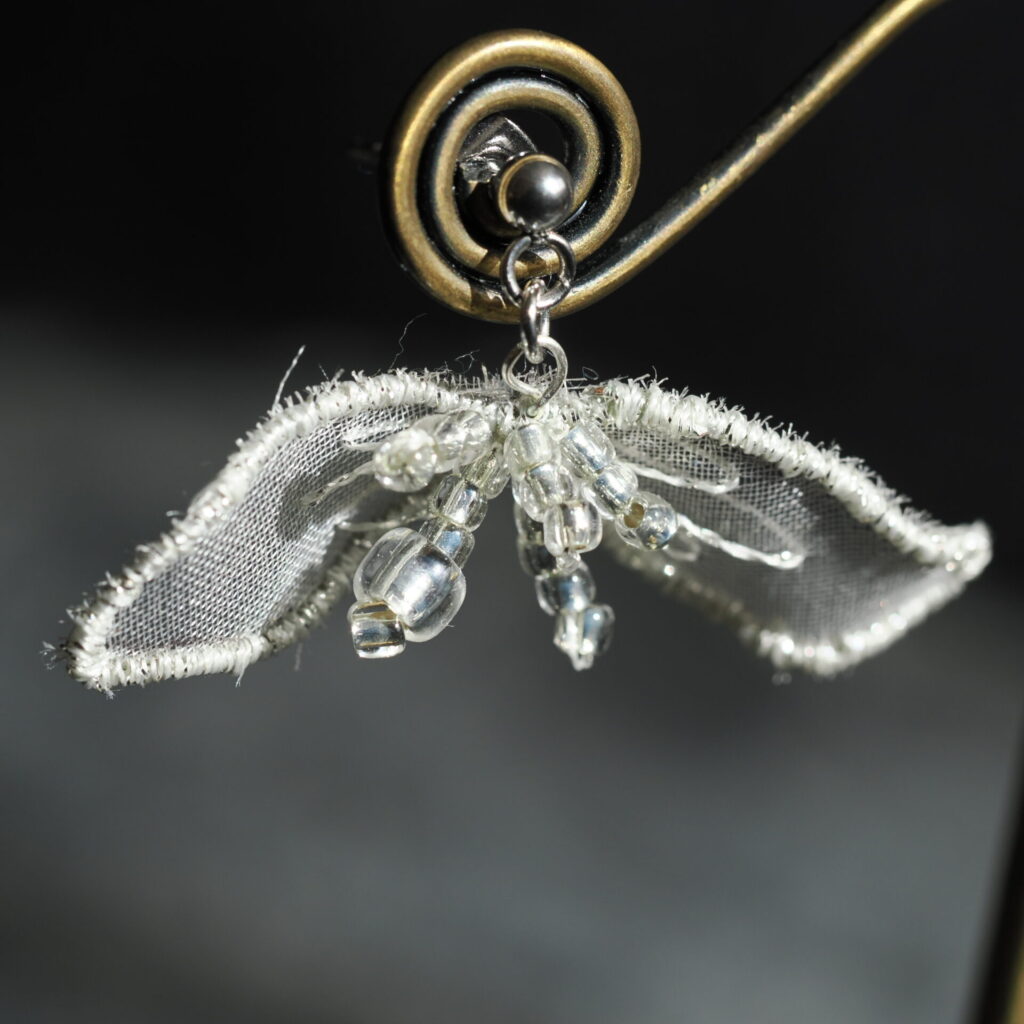 スタンドディスプレイでアップのgin-hare。