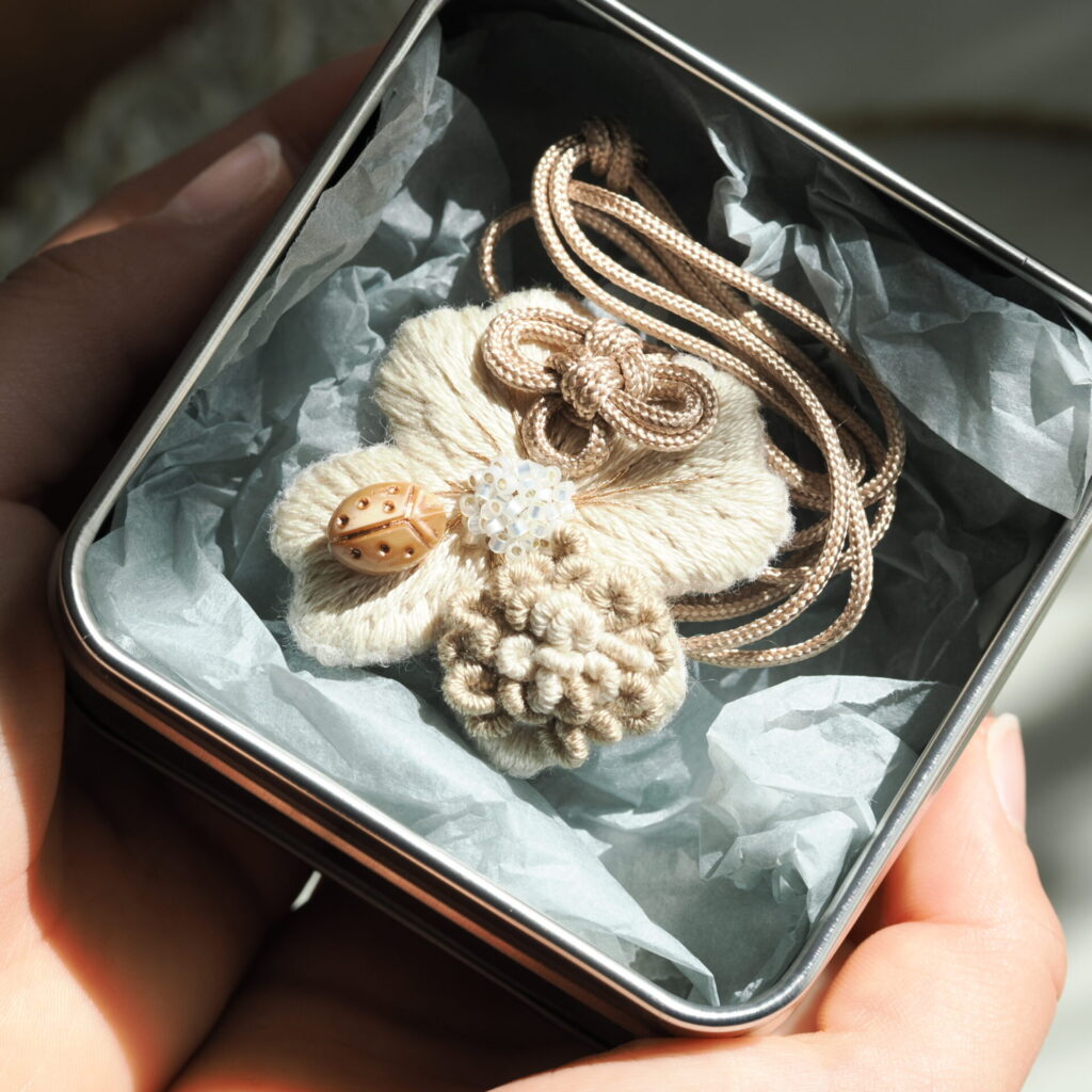 eni-moriをラッピングボックスに入れて。