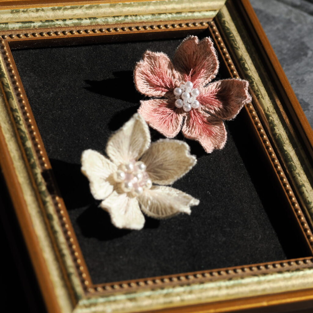 sakuraブローチお揃い2色。