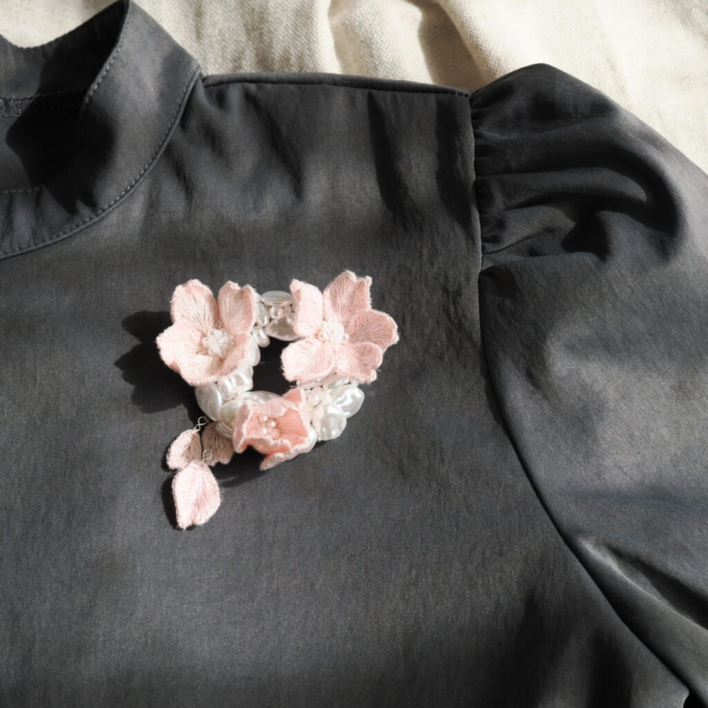 sakuraブローチ着用イメージ。