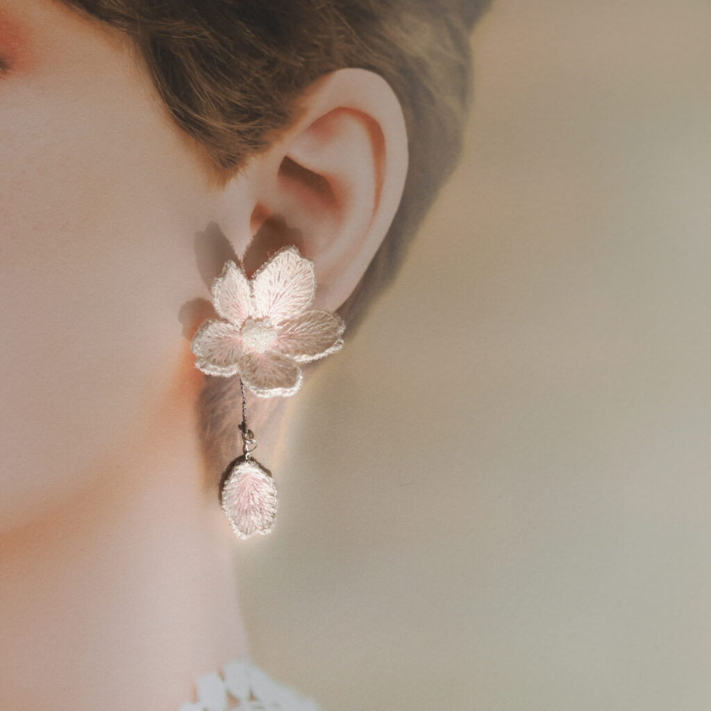 sakura耳飾り着用イメージ。