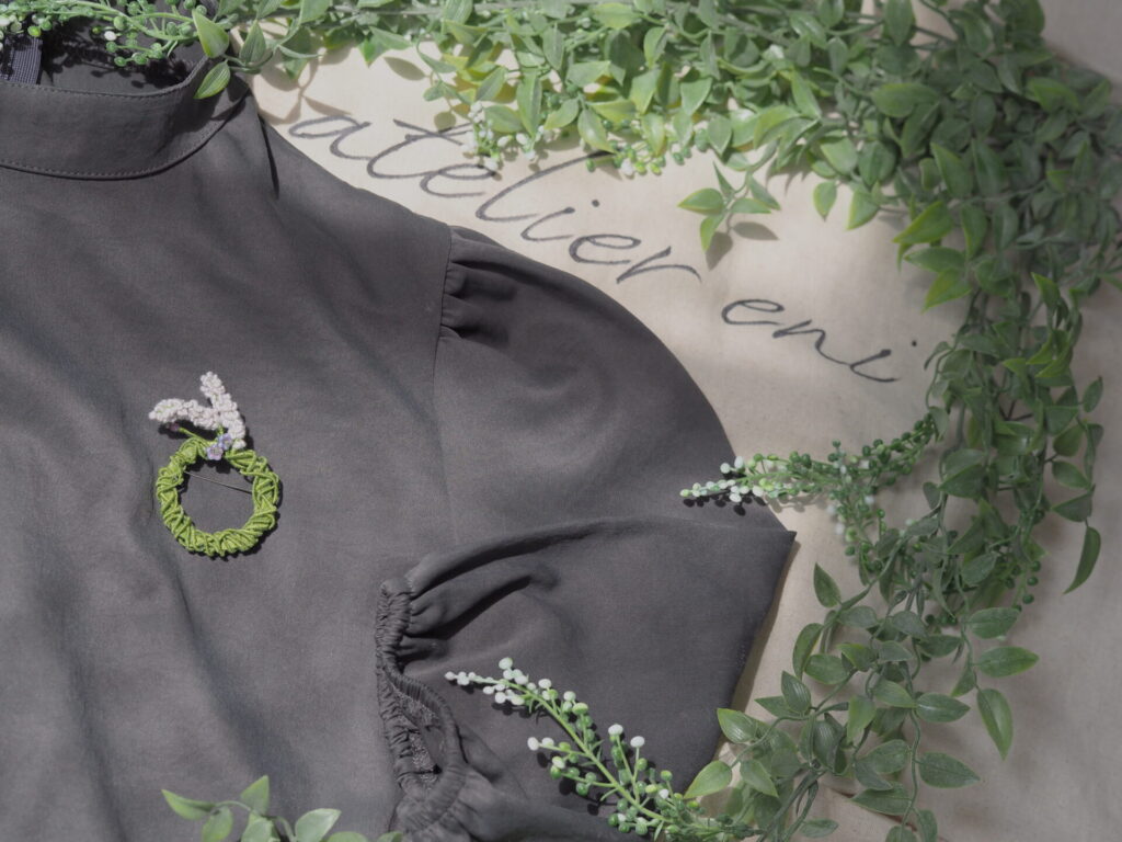 lavender wreath brooch-white-着用イメージ。