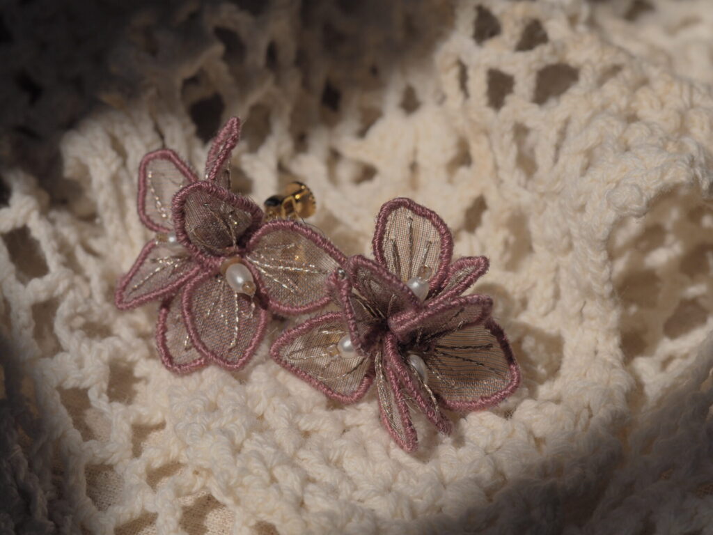 コットンレースの上で、柔らかな光を受け取る、mitsu no hana。