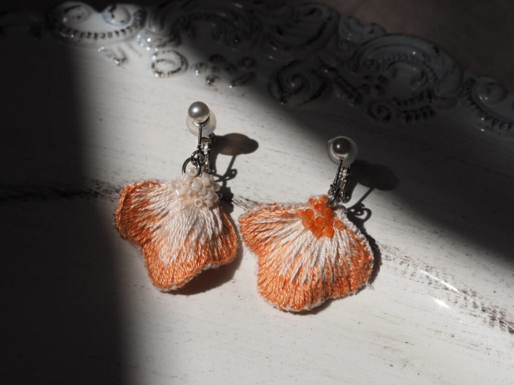 表と裏で表情の違うhitohira。