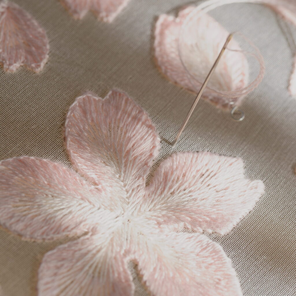 縁にステッチを入れているsakura。