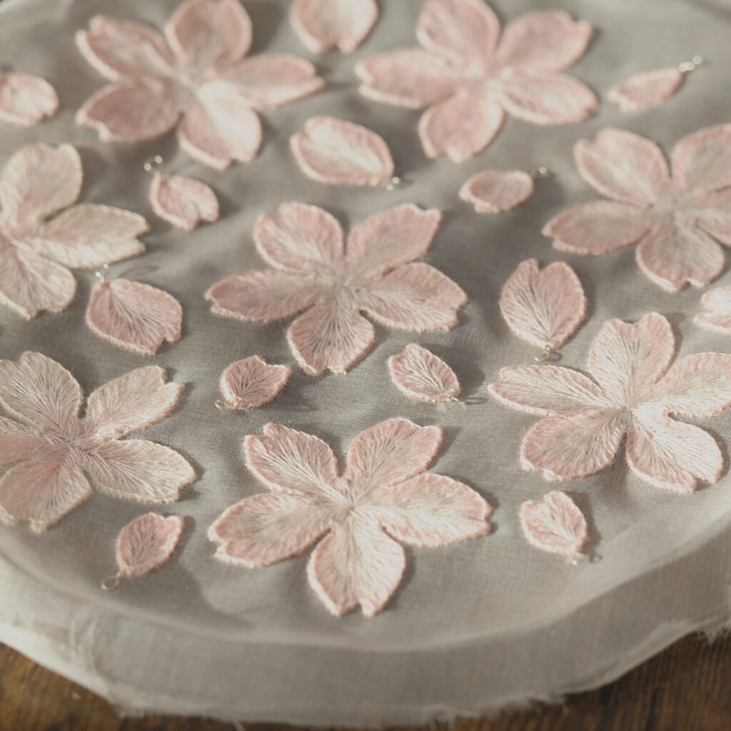 刺繍枠から外して…