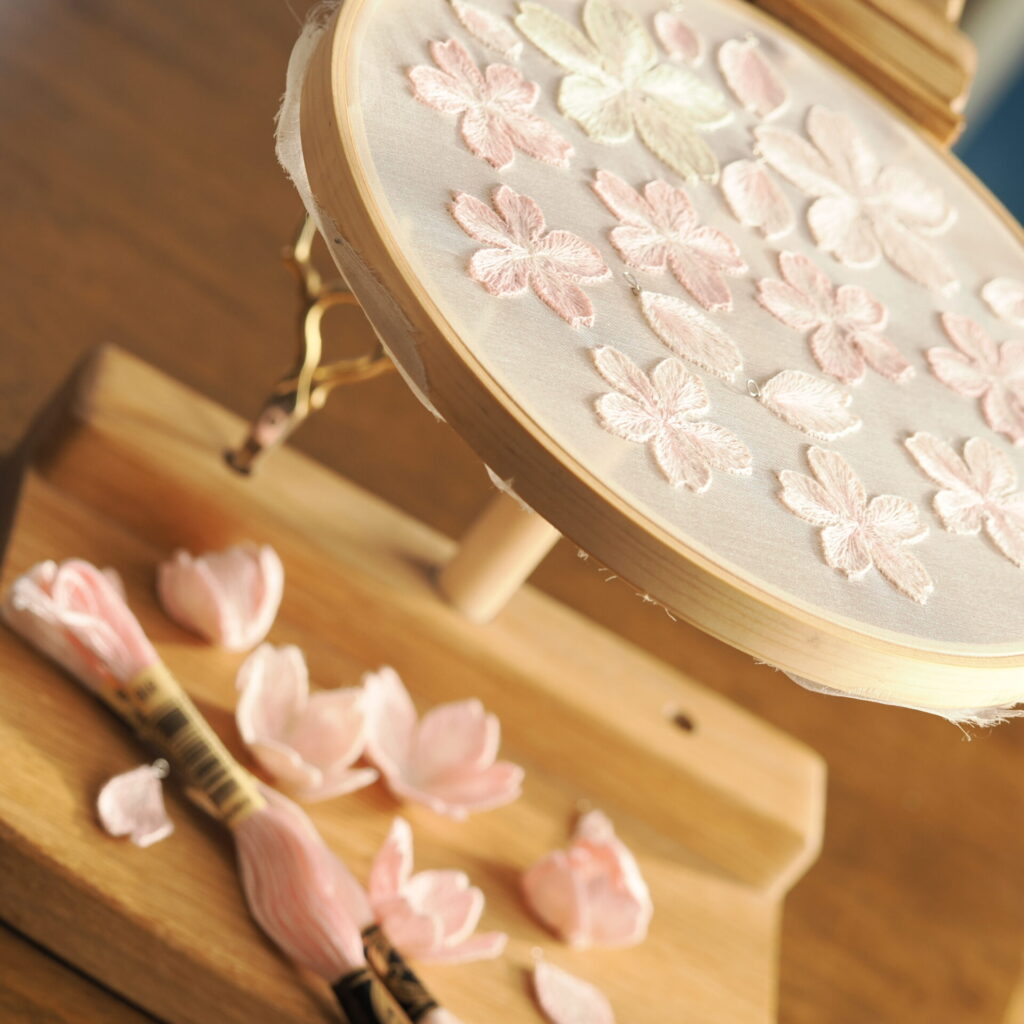 カットワーク後と刺繍中の、sakuraたち。