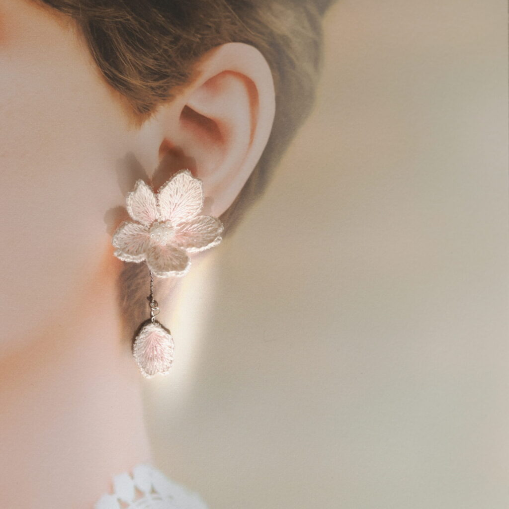 sakura耳飾り、着用イメージ。