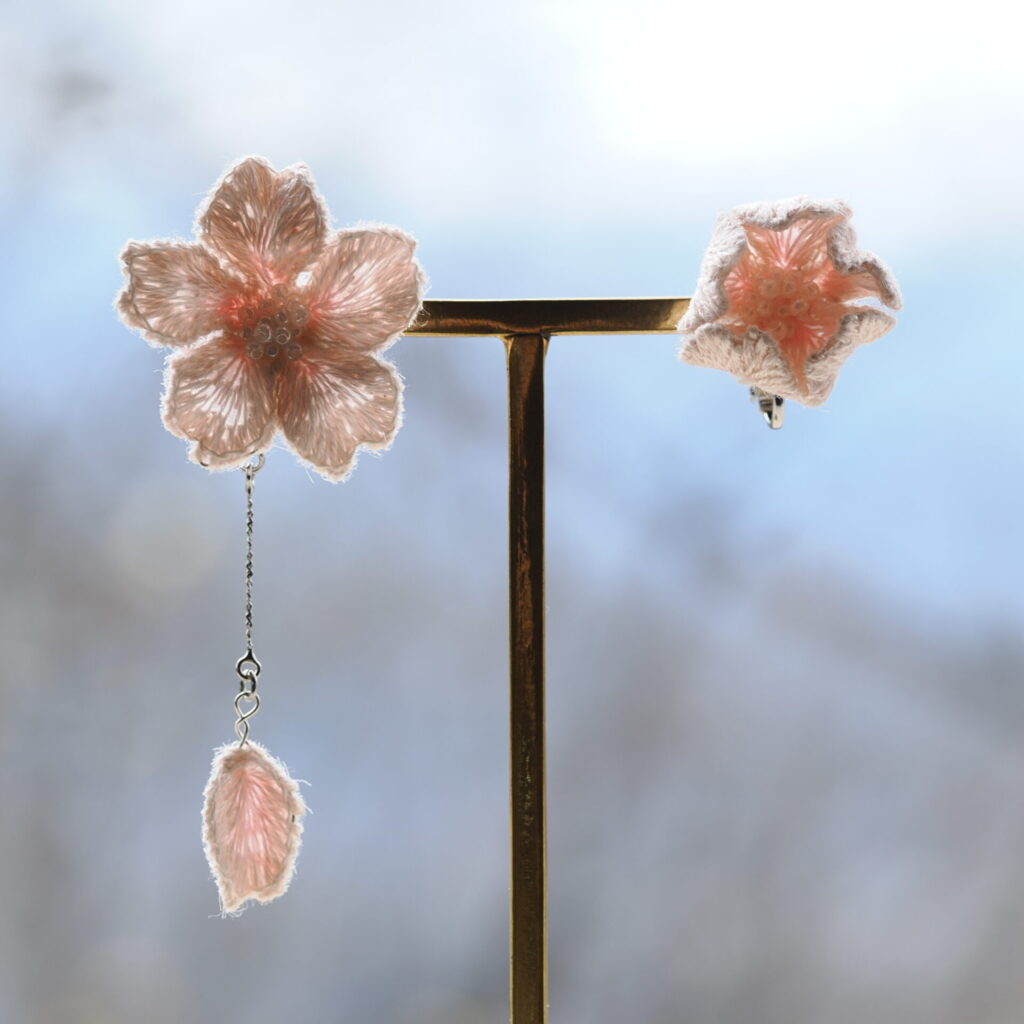 sakura耳飾り。スタンドディスプレイ。