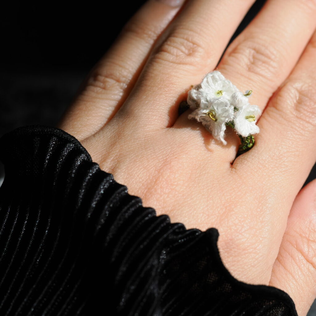 kasumi whiteリング、着用イメージ。