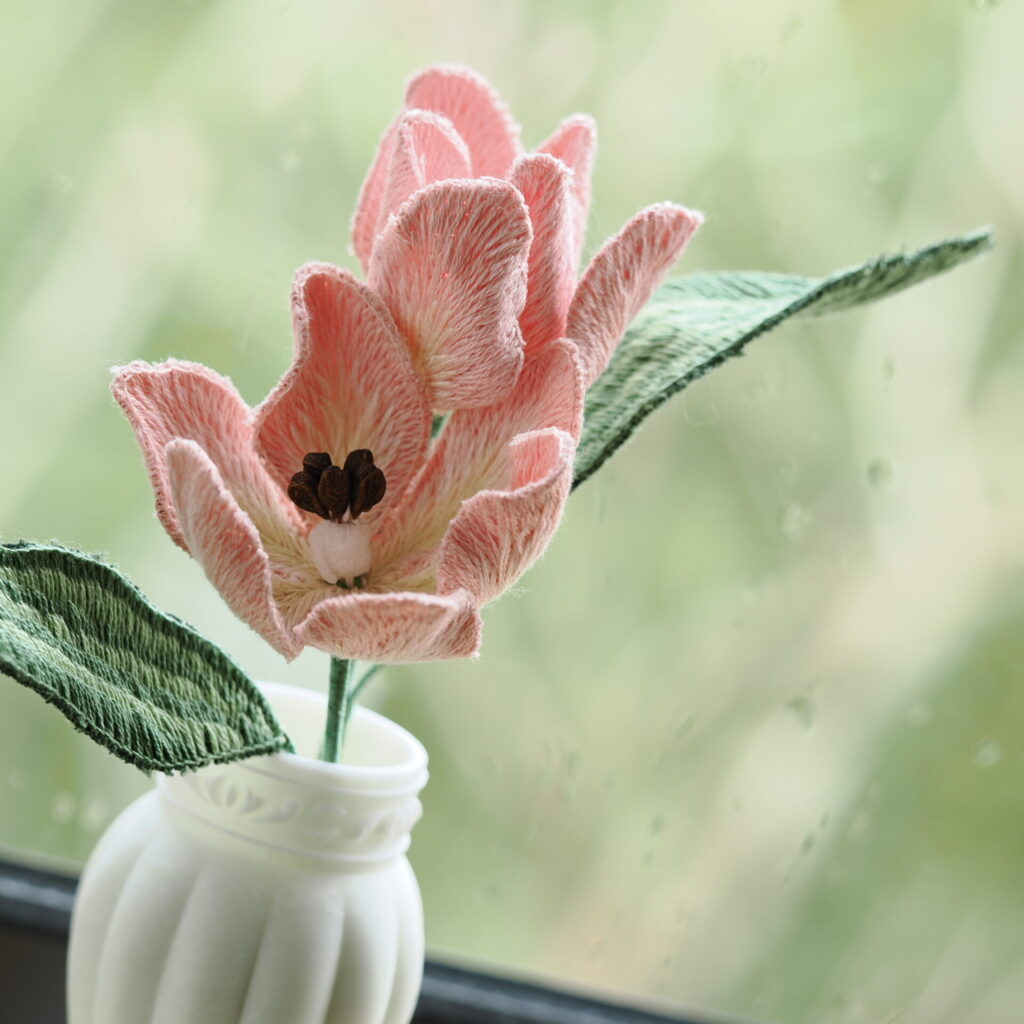 シトシト雨の窓辺にピンクチューリップを一輪挿しに挿して。