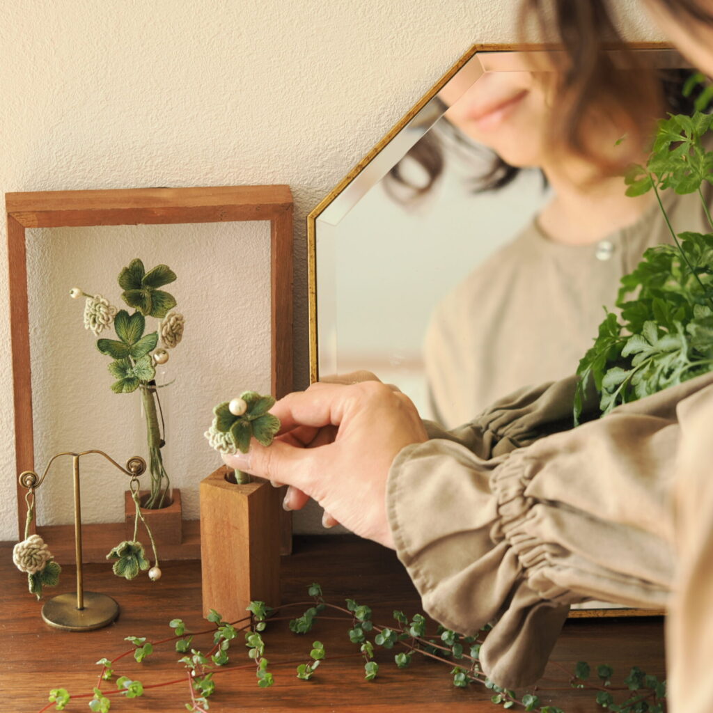 暮らしに咲く∗atelier eni∗の草花アクセサリー。