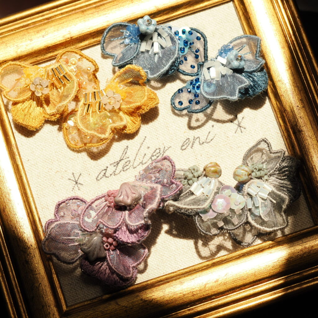 ∗atelier eni∗額の上で、光を受け取るhane no hanaたち。