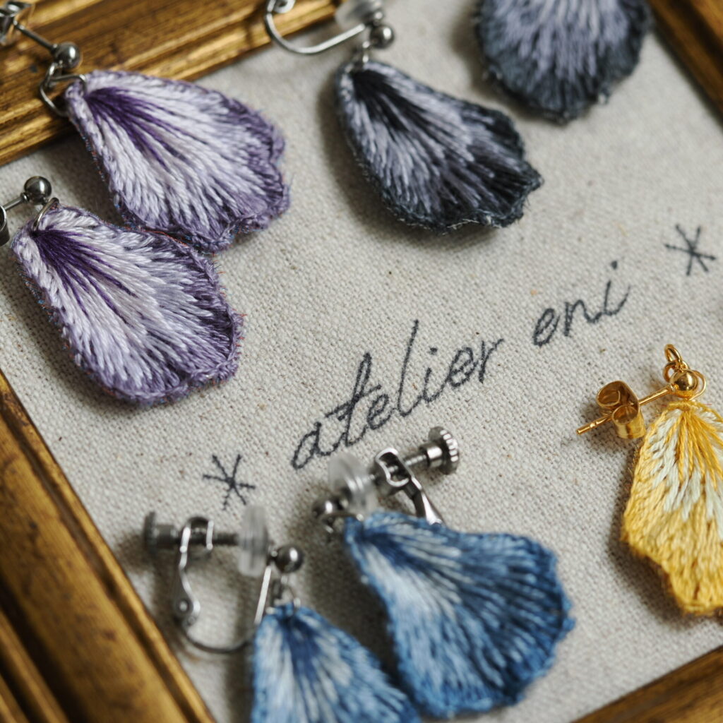 ∗atelier eni∗額の上のhirariアップ。