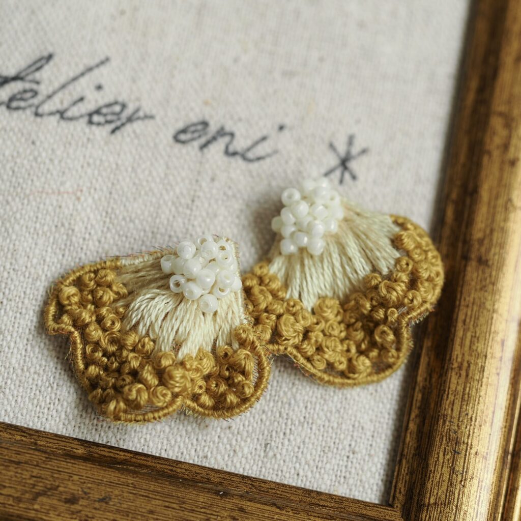 ∗atelier eni∗額の上のhitohira yellow。