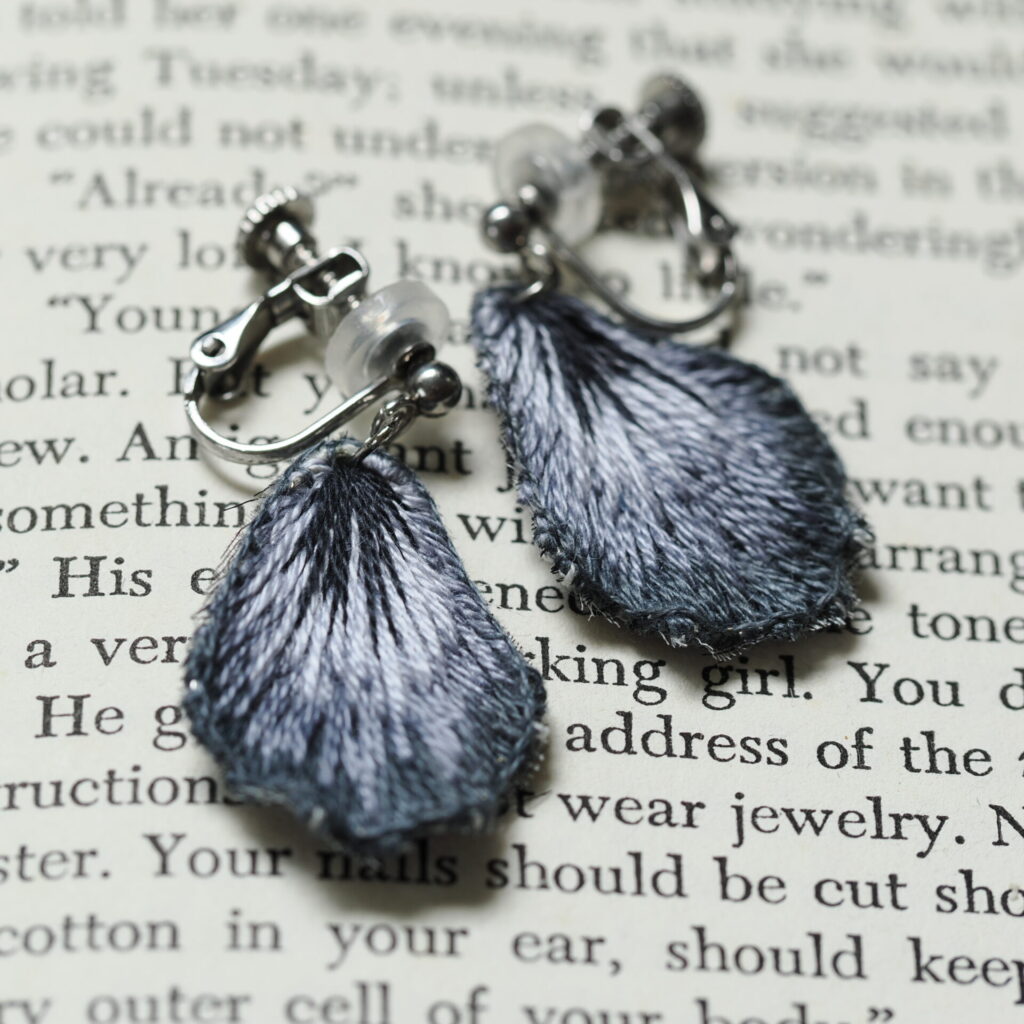 英字の上のhirari gray。