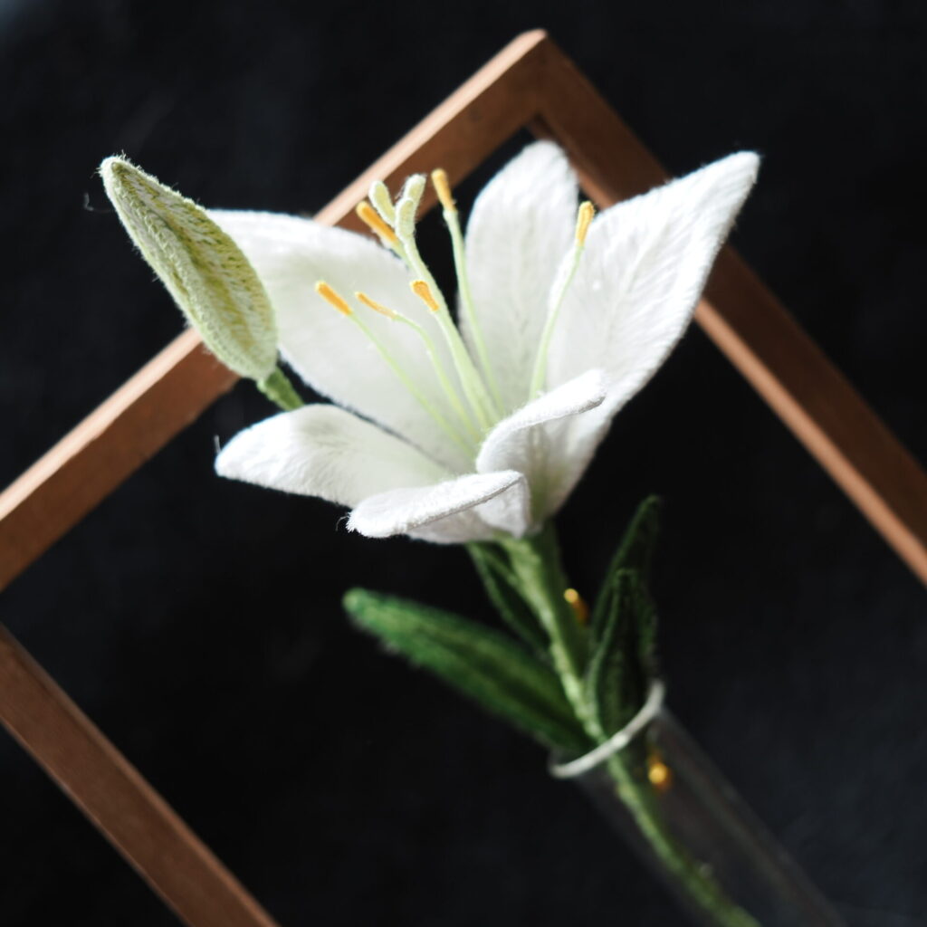 枠からはみ出るlily。
