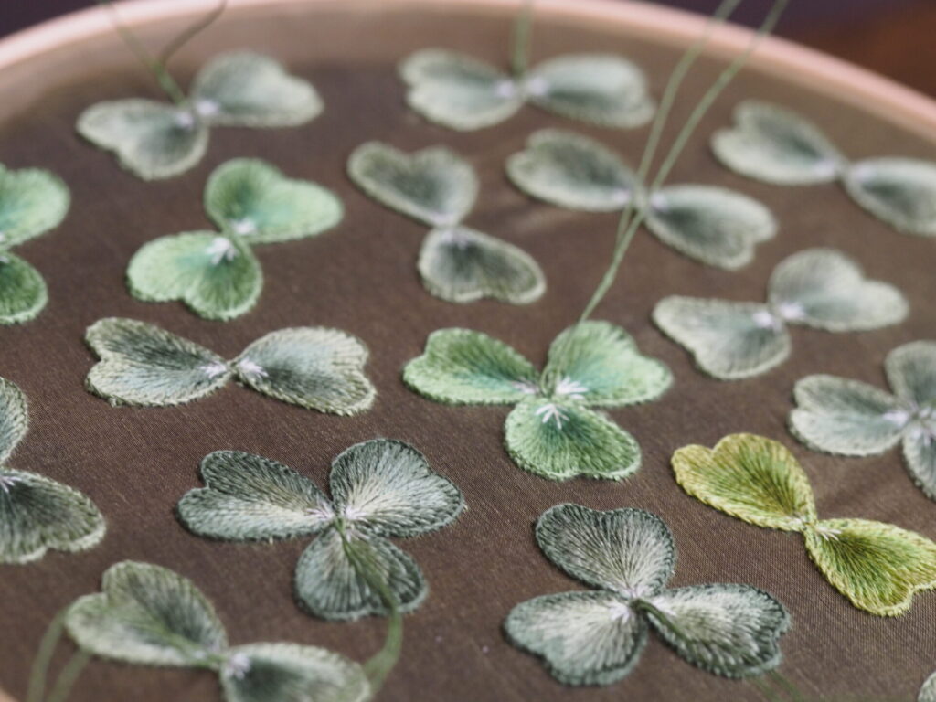クローバーの刺繍が終わったところ。