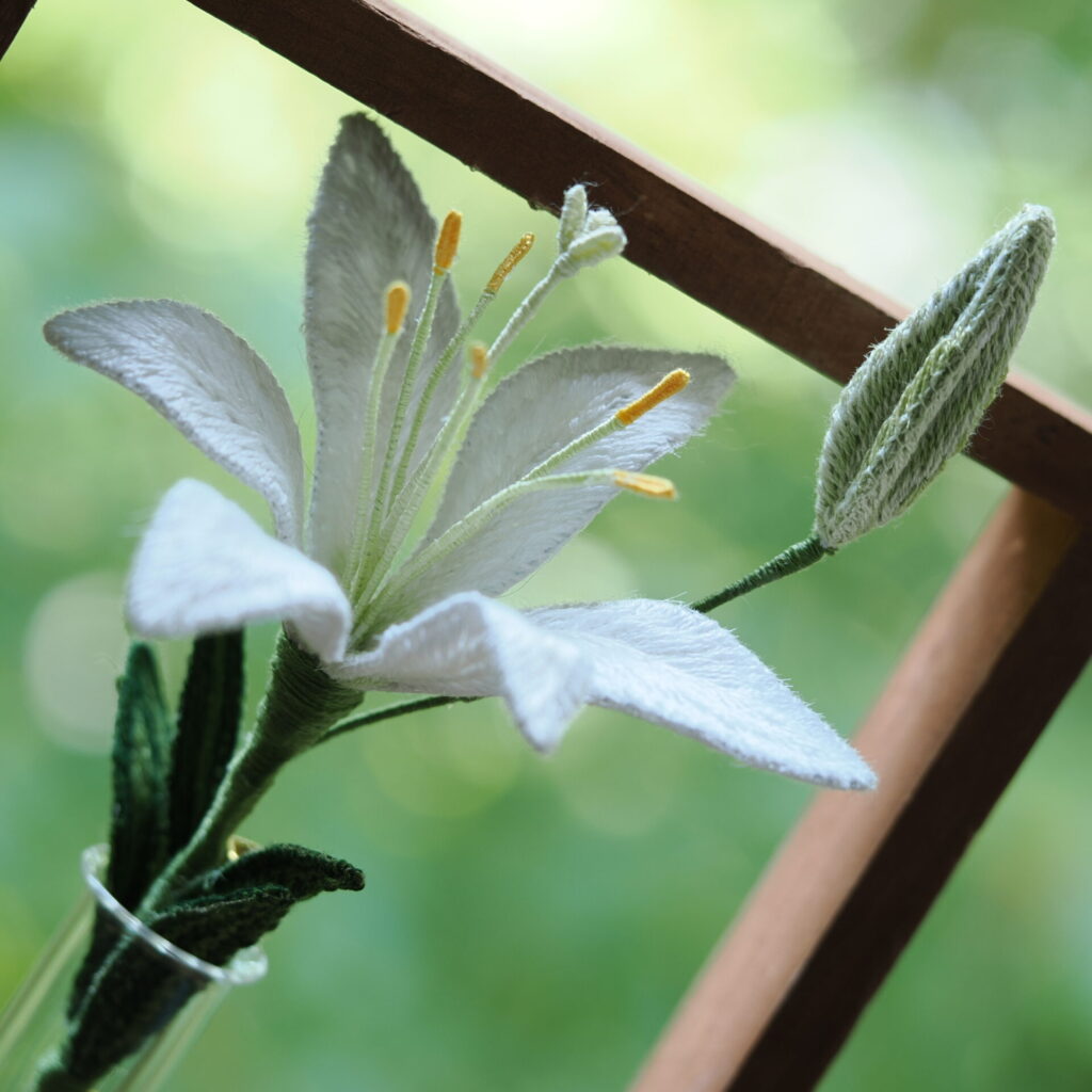 一輪挿しの額に咲くlily。