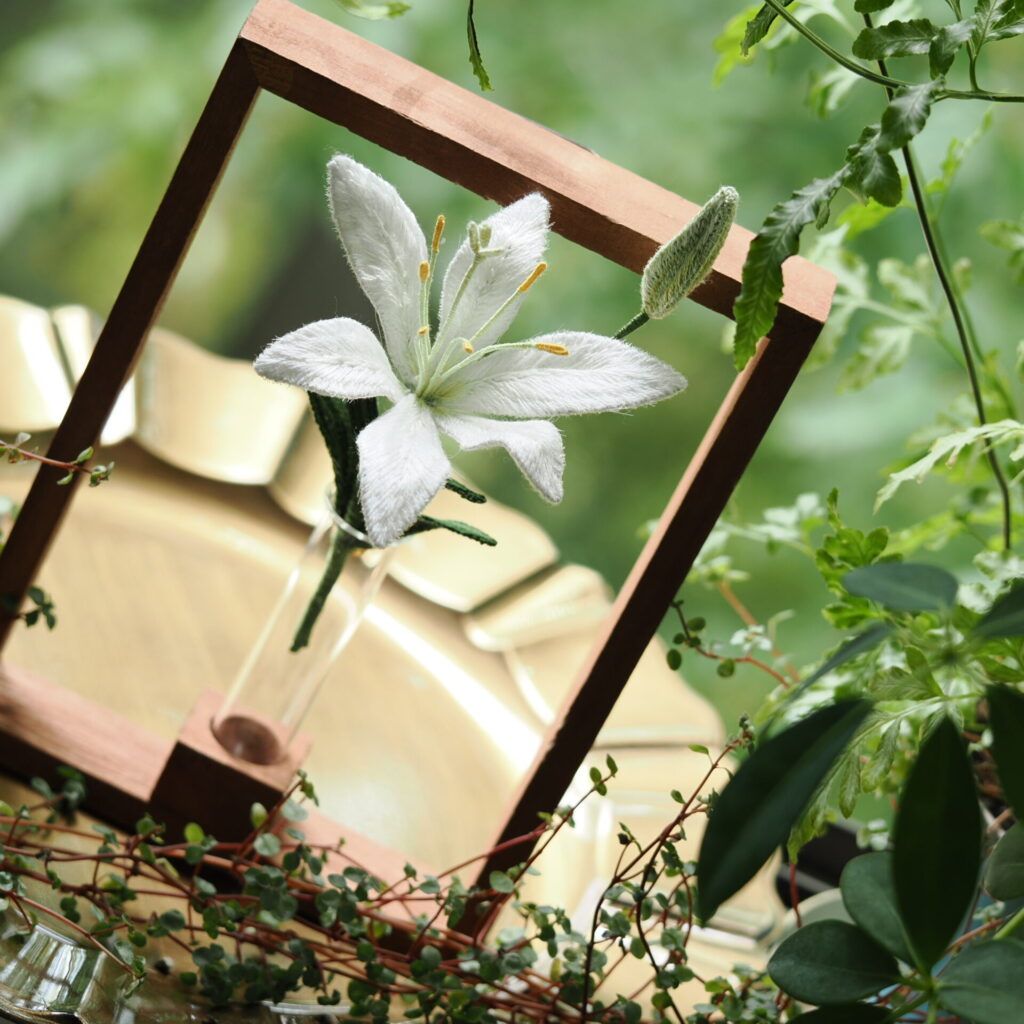 white lily 一輪挿しの額×植物。