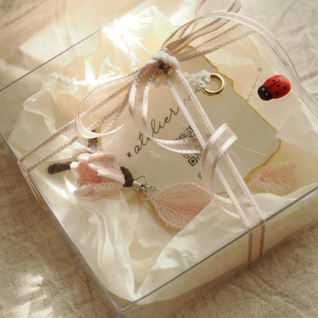 閉じている、咲く前のsakura brooch。